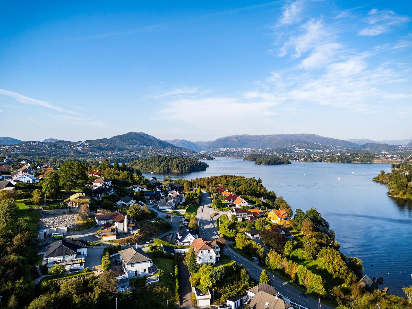 Det er flere idrettsanlegg i området blant annet Søvikbanen, med kunstgressbane og Sandslihallen med utendørs arena og innendørs hall. Galleribilde
