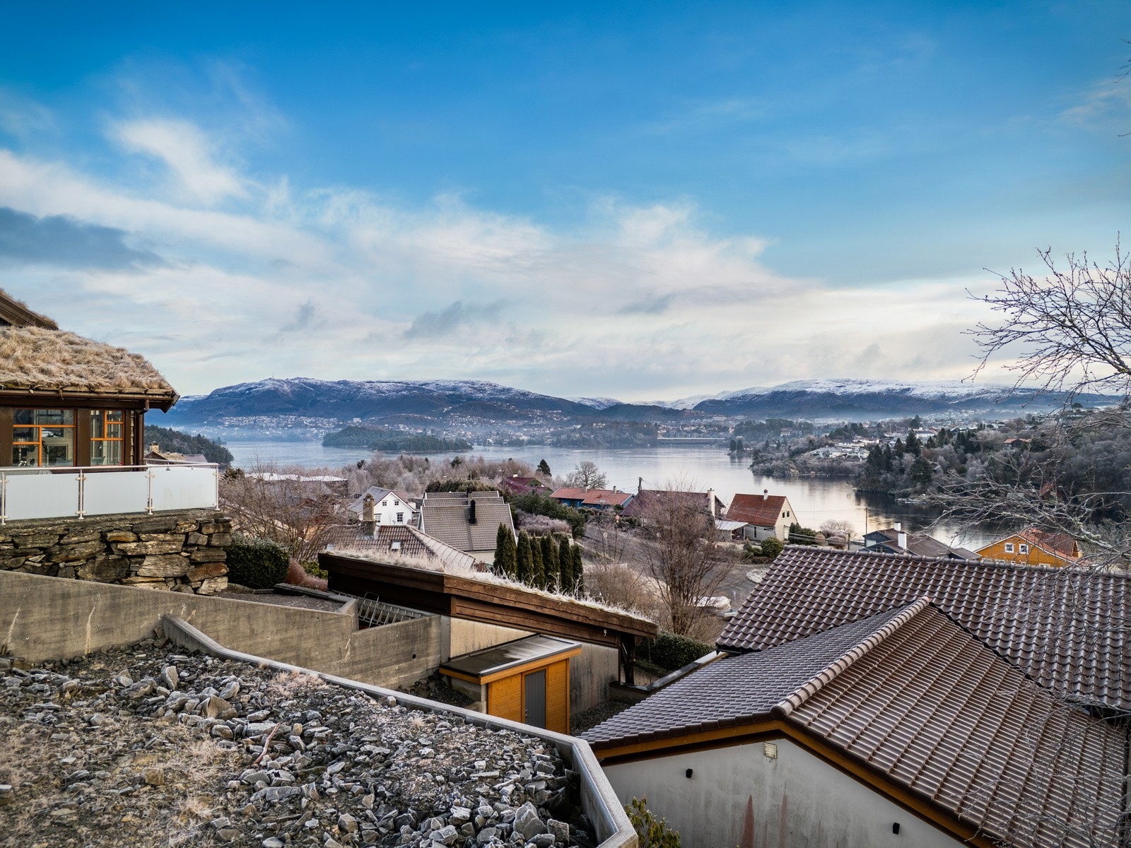 Eiendommen har natur og med nærhet til sjøen hvor det er flere badeplasser og muligheter for båtplass. Galleribilde