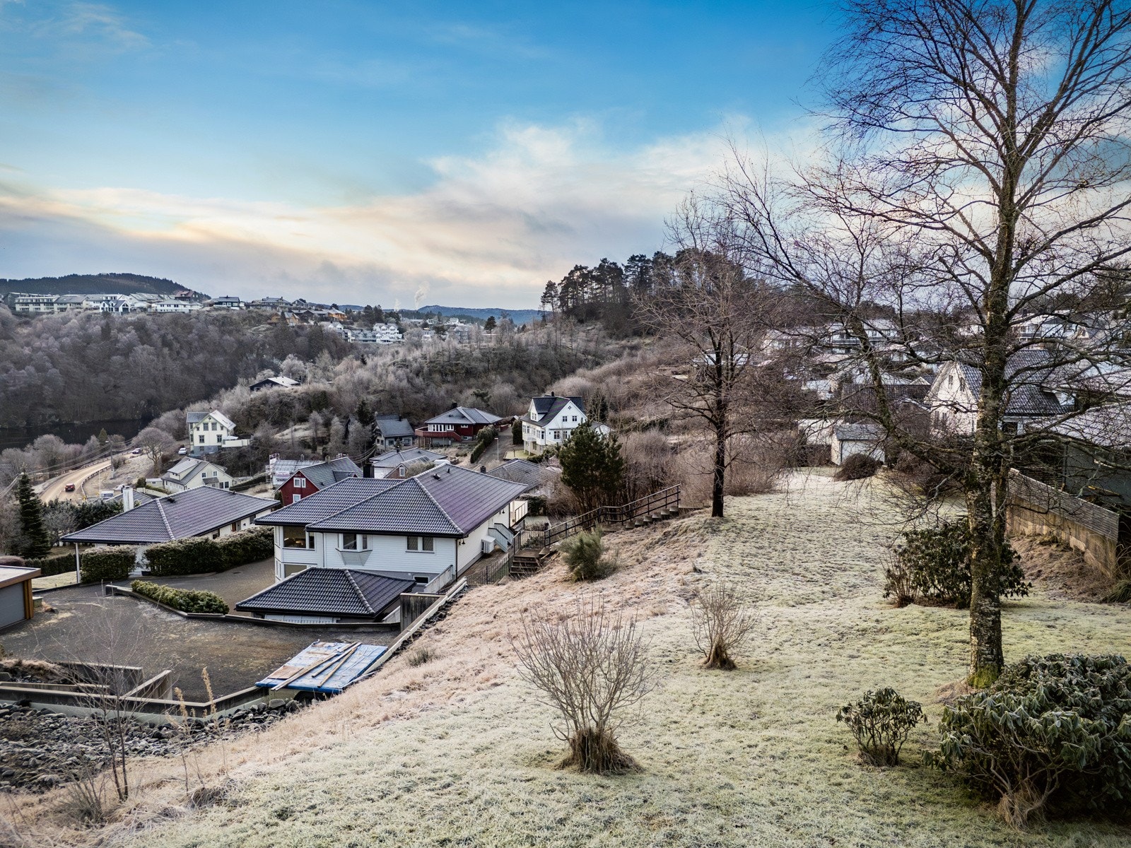 Vestside av eiendommen, bakside/grense er mot friområde eid av kommunen. Galleribilde