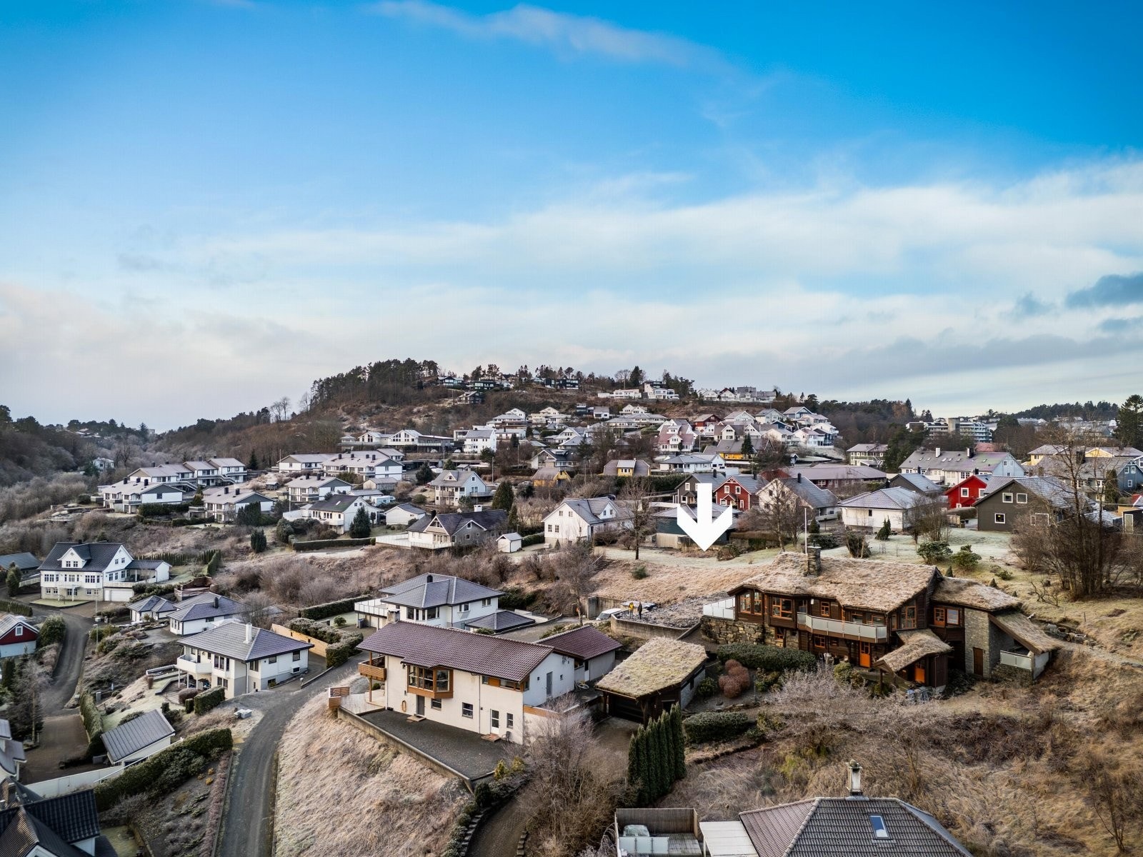 Beliggenheten er trygg, rolig og familievennlig med nærhet til skoler med bla. Aurdalslia skole, Skranevatnet og Søreide skole. Galleribilde