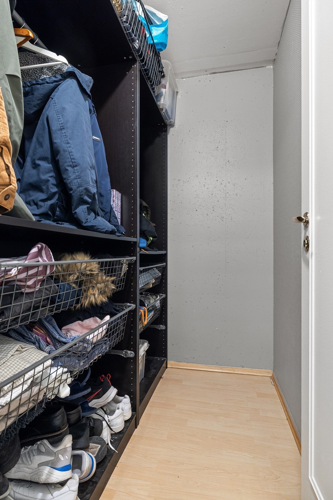 - Meget praktisk walk-in garderobe som gir gode oppbevaringsmuligheter - Galleribilde