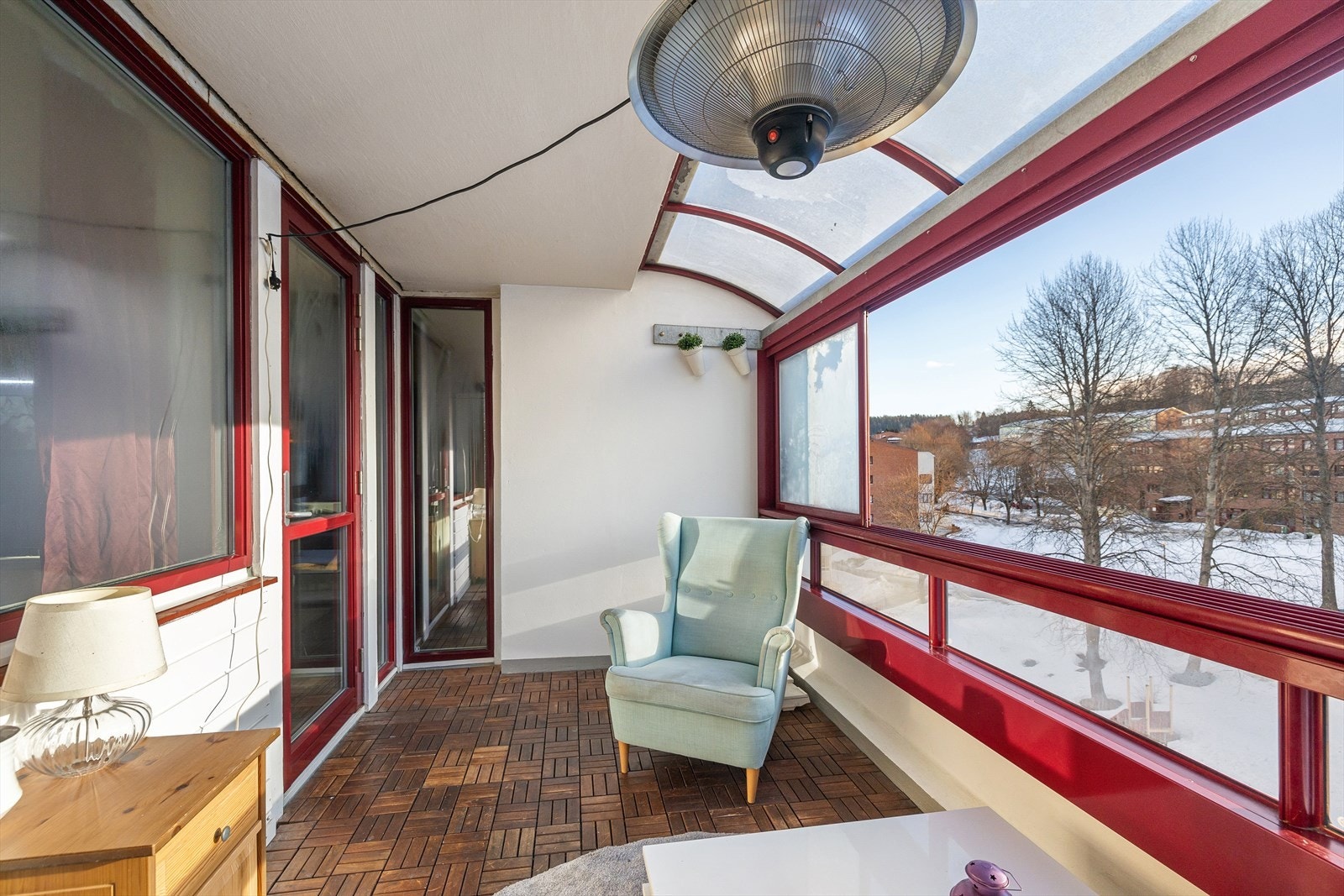 - Fra stuen er det utgang til en stor innglasset balkong på ca. 10 kvm - Galleribilde