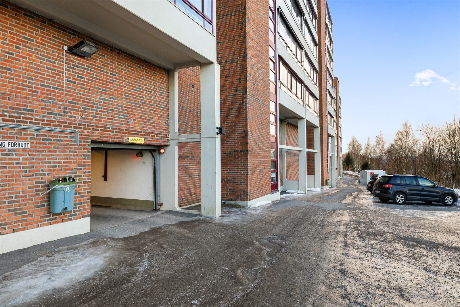 - Garasjeanlegget ligger rett under boligblokken og det er adgang med heis. Det er i tillegg gode muligheter for gjesteparkering - Galleribilde