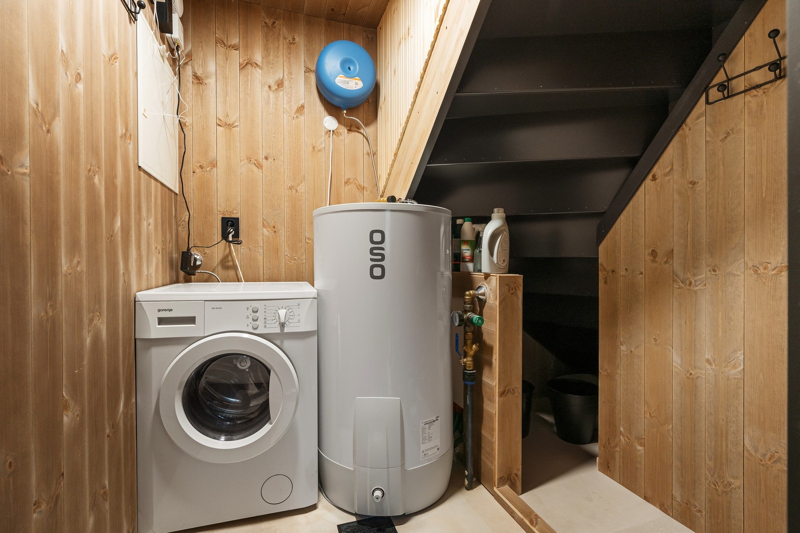 Vaskerom/bod under trapp Galleribilde