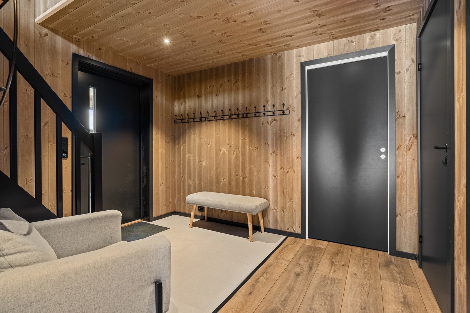 Gang/entre med fliser og varmekabler - inngang til bod med utgang Galleribilde