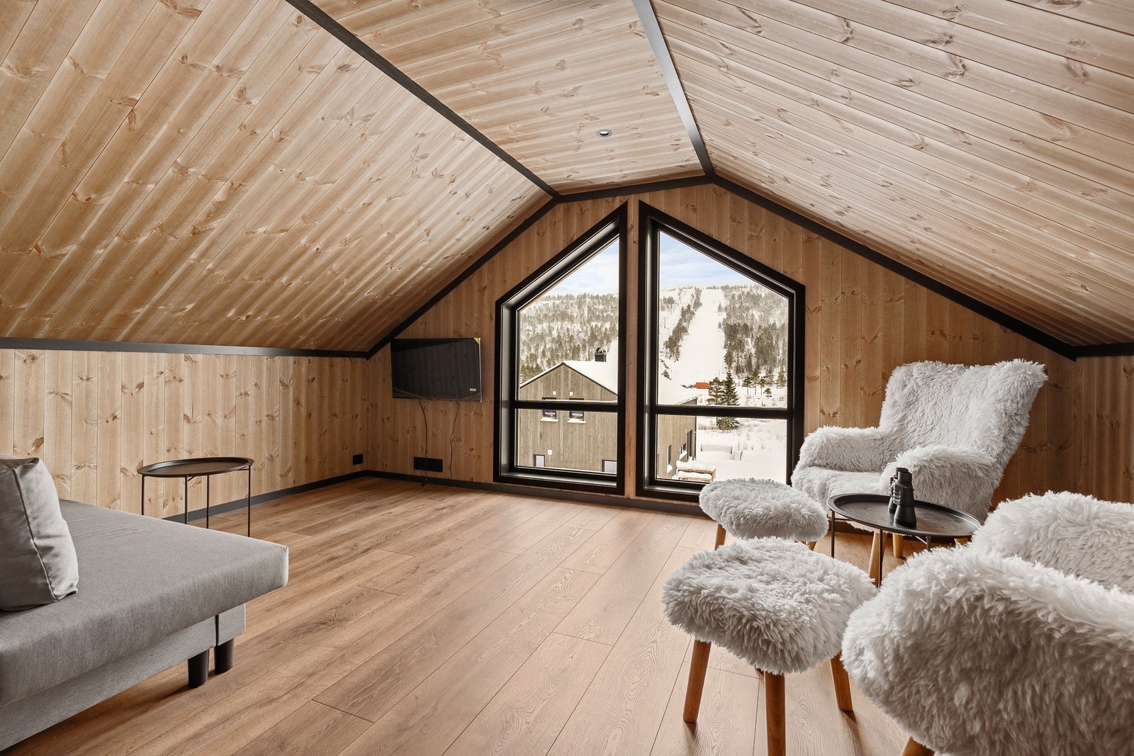 Loftstue med utsikt mot alpinbakken Galleribilde