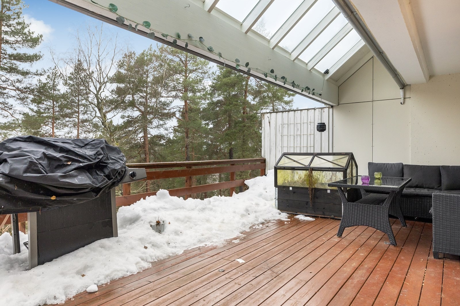 Det er god plass til sittegrupper, beplanting og grill - perfekt for avslapning og hyggelige stunder sammen med familie og venner Galleribilde