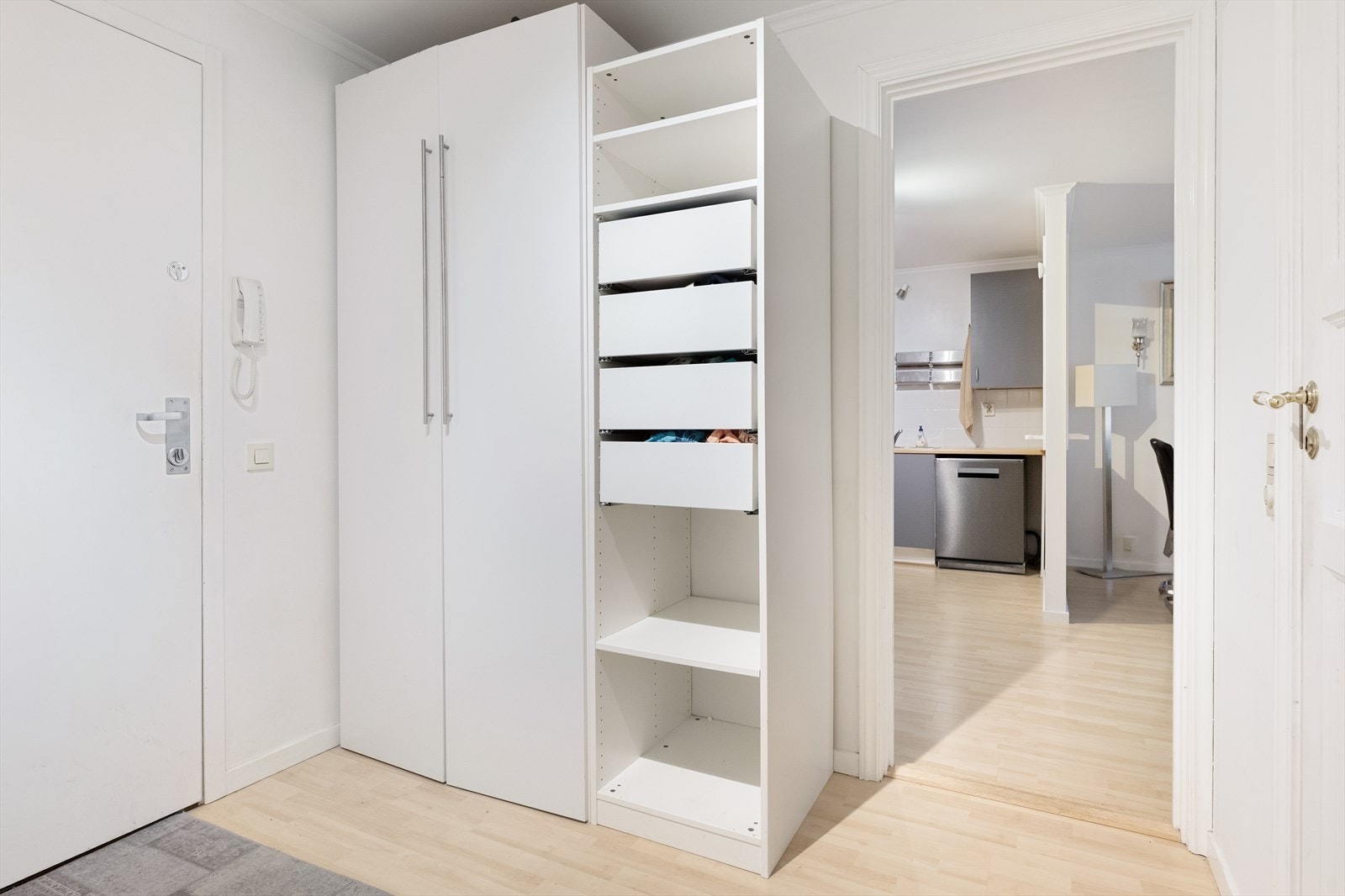 Det er gode oppbevaringsmuligheter i romslig garderobe Galleribilde