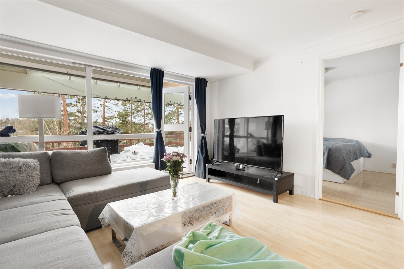 Det er god plass til både sofagruppe, tv møblement og spisebord i forlengelse av kjøkkenet Galleribilde