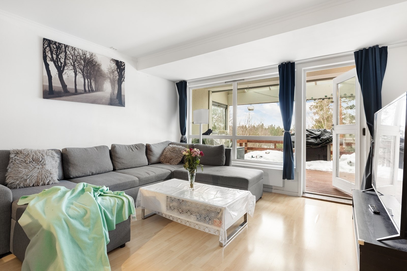 Romslig stue med store vindusflater som slipper inn godt med naturlig lys Galleribilde
