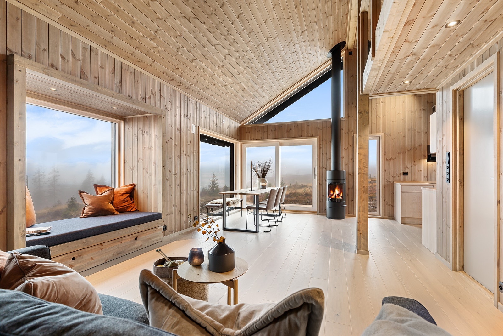 Eksempel på allrom med sittekarnapp . Her er peisovn mot endevegg. Galleribilde