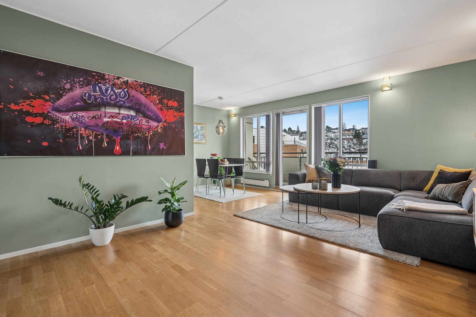 Her får du sosial, åpen stue/kjøkken løsning av svært god størrelse med flere innredningsmuligheter Galleribilde