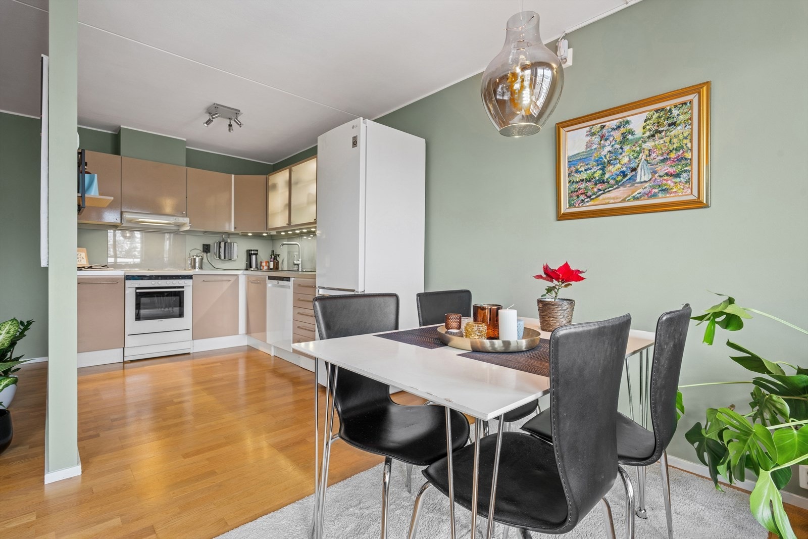 Stuen og kjøkkenet er gjort i en åpen og sosial løsning med gode muligheter til å innrede i flere soner Galleribilde