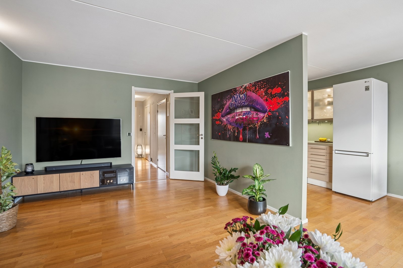 Skillevegg mellom stue og kjøkken er ikke bærende og kan hvis ønskelig erstattes med en kjøkkenøy Galleribilde