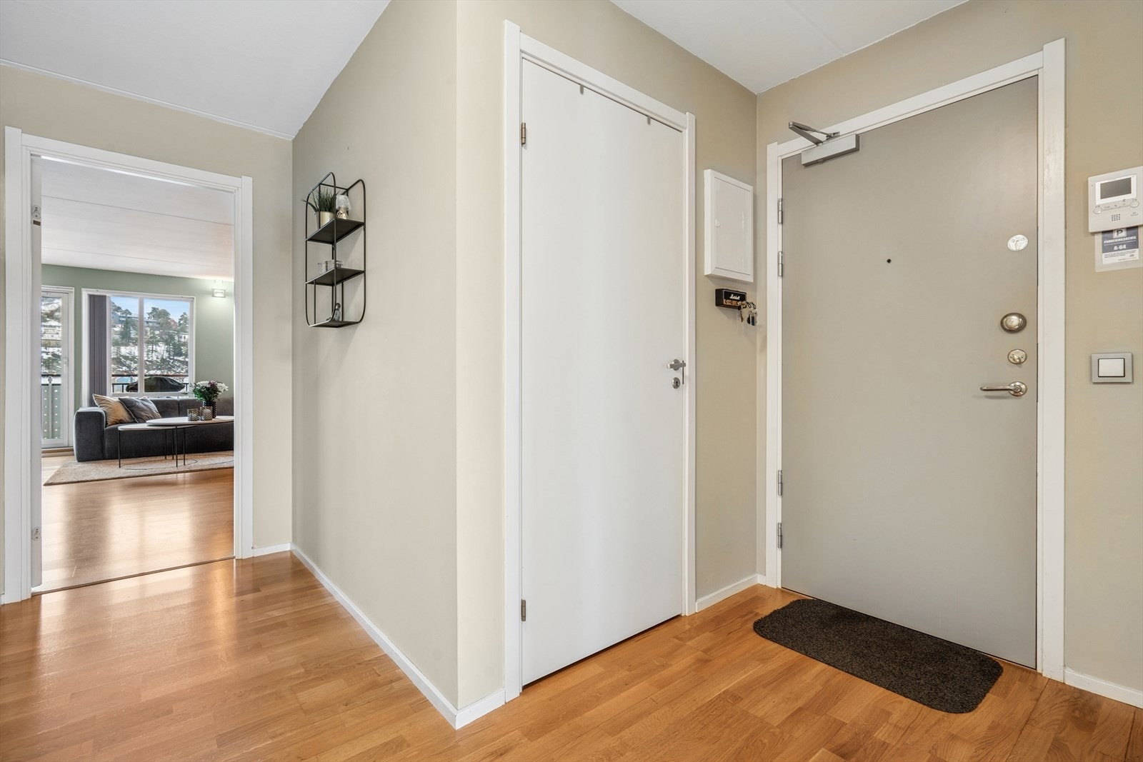 Her får du en romslig entré med praktisk innvendig bod for ekstra oppbevaring Galleribilde