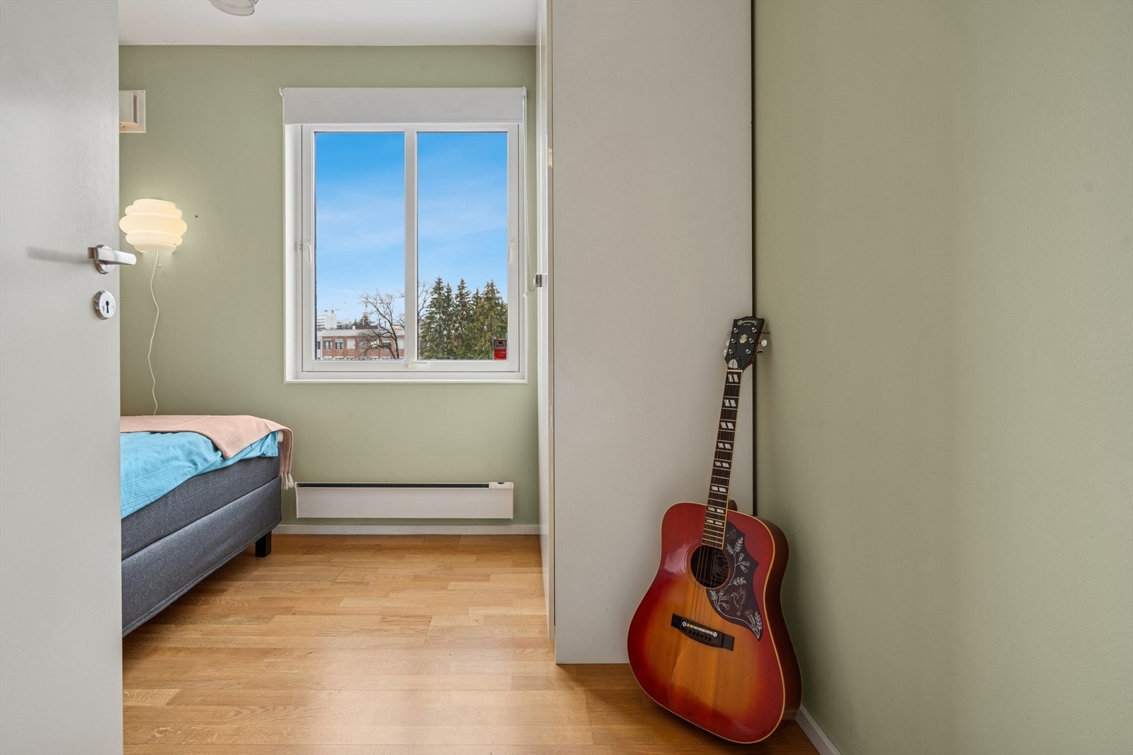 Soverom 2 er også av god størrelse og fungerer utmerket som gjesterom, barnerom eller kontor Galleribilde