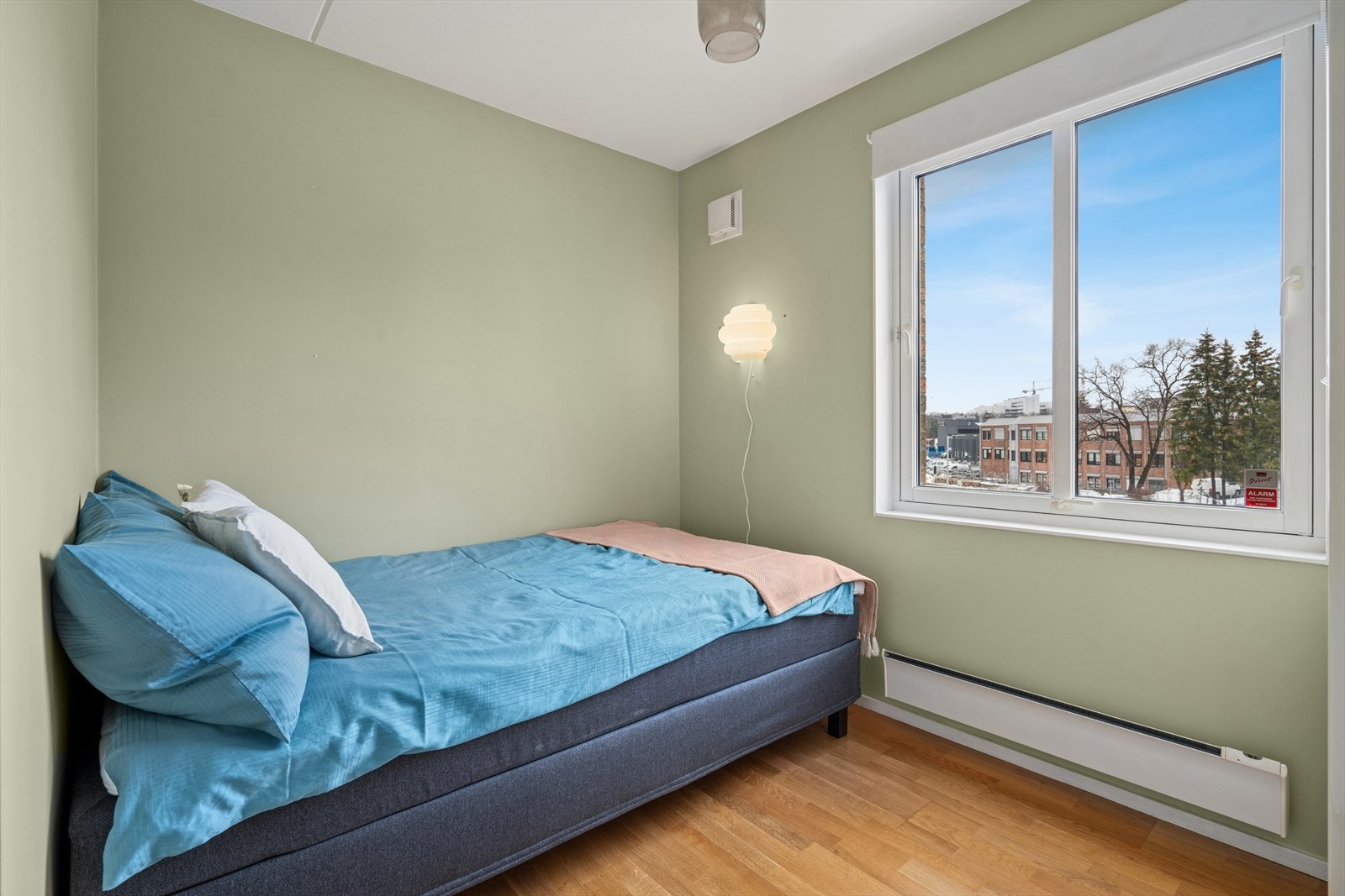 God plass til stor seng og tilhørende soveromsmøblement Galleribilde