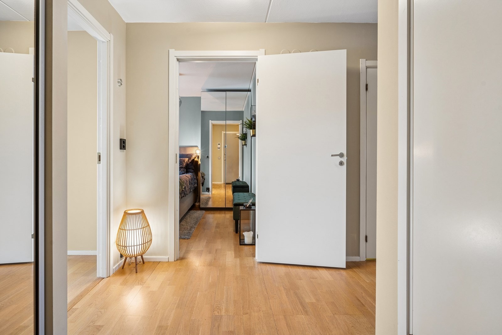 Velkommen til et hjem hvor sjarm og karakter møter deg allerede ved inngangspartiet, og den innbydende atmosfæren gir leiligheten et godt førsteinntrykk. Galleribilde