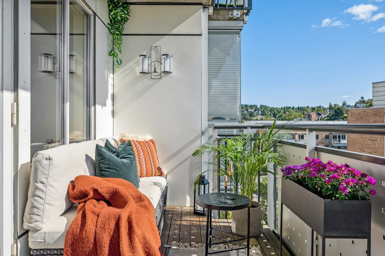 God plass til både sittegrupper og andre møbler, som skaper en komfortabel og fleksibel boopplevelse. Galleribilde