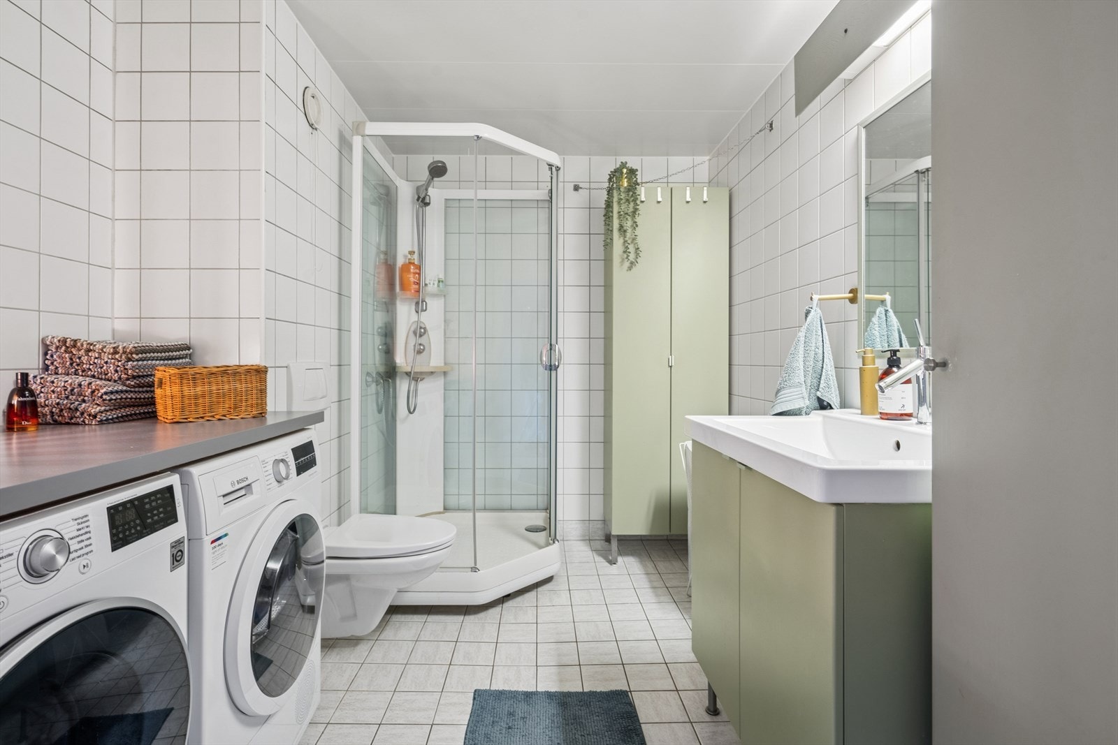 Baderom fra byggeår er av god størrelse, med plass til dusj, gode oppbevaringsløsninger og opplegg for vask/tørk. Galleribilde