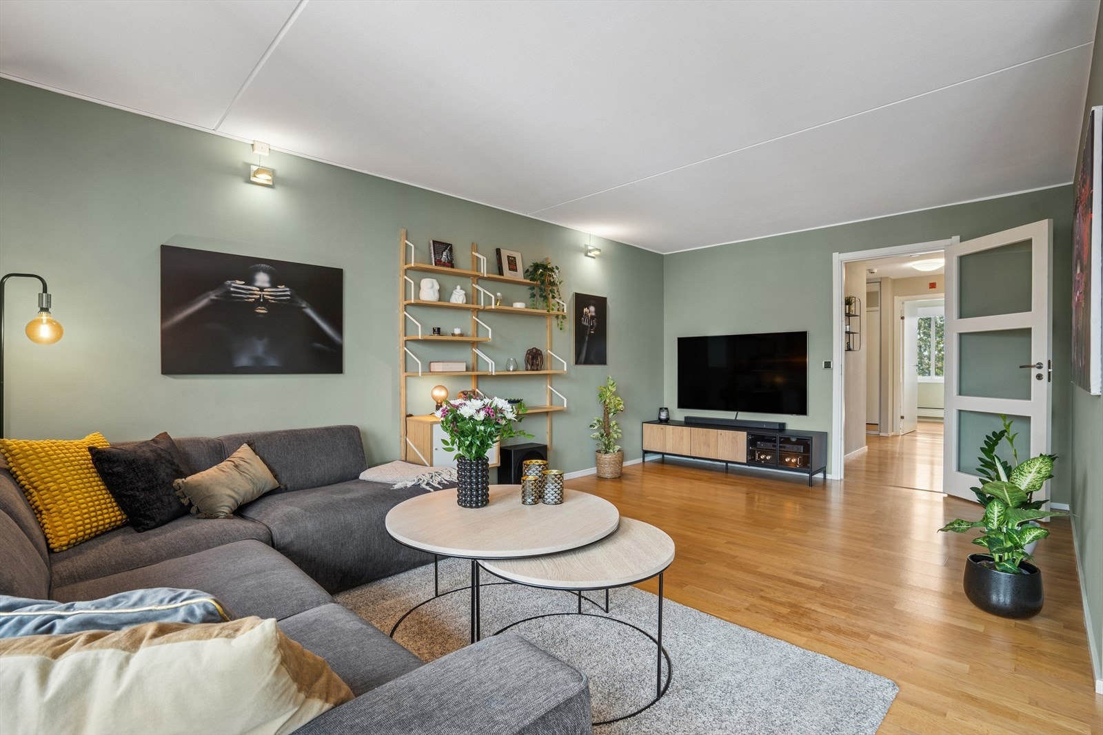 Stuen er av god størrelse, med mer enn nok plass til både sofagruppe, spisebord og annet ønsket møblement Galleribilde