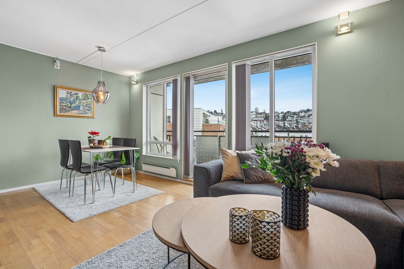 Under vår og sommerhalvåret kan du skilte med en 8 kvm forlengelse av stuen i form av en solrik balkong Galleribilde