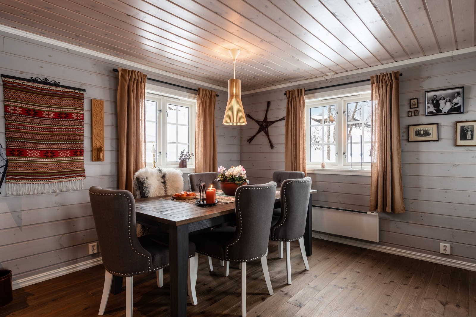 Koselig spisestue med rom for hyggelige selskap Galleribilde