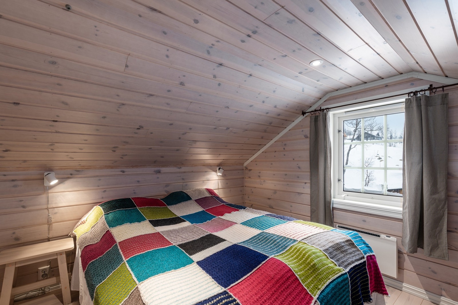 Lyst og koselig soverom i loftsetasjen som gir både sjarm og komfort Galleribilde