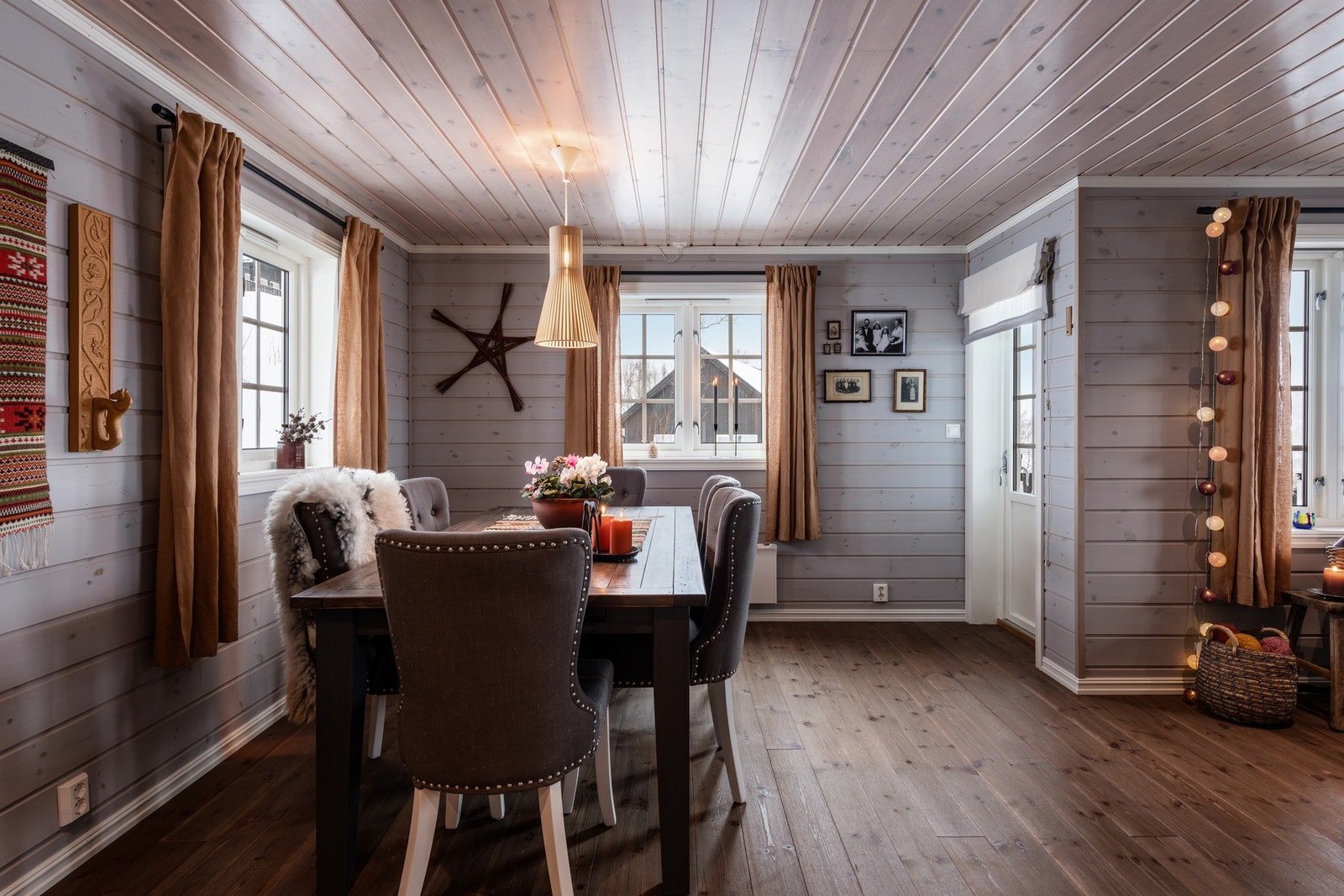 Fra spisestuen er det utgang til terrassen Galleribilde