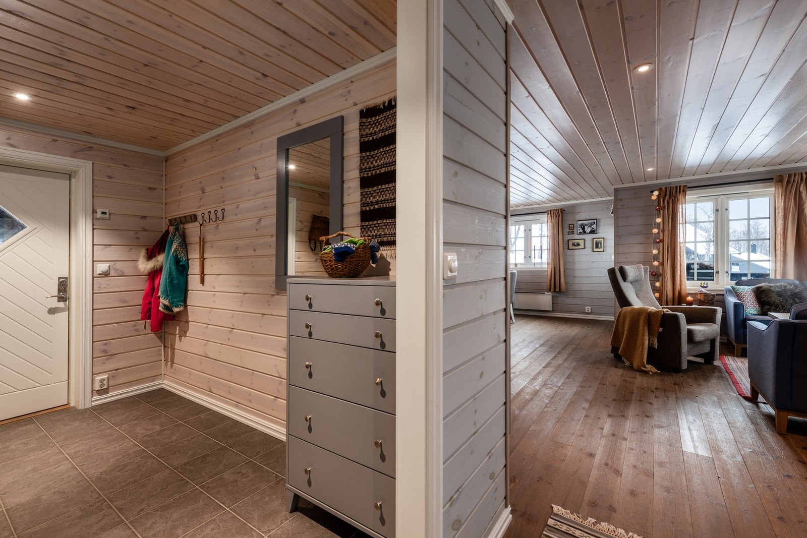 Videre kommer man inn til stue/spisestue og kjøkken Galleribilde