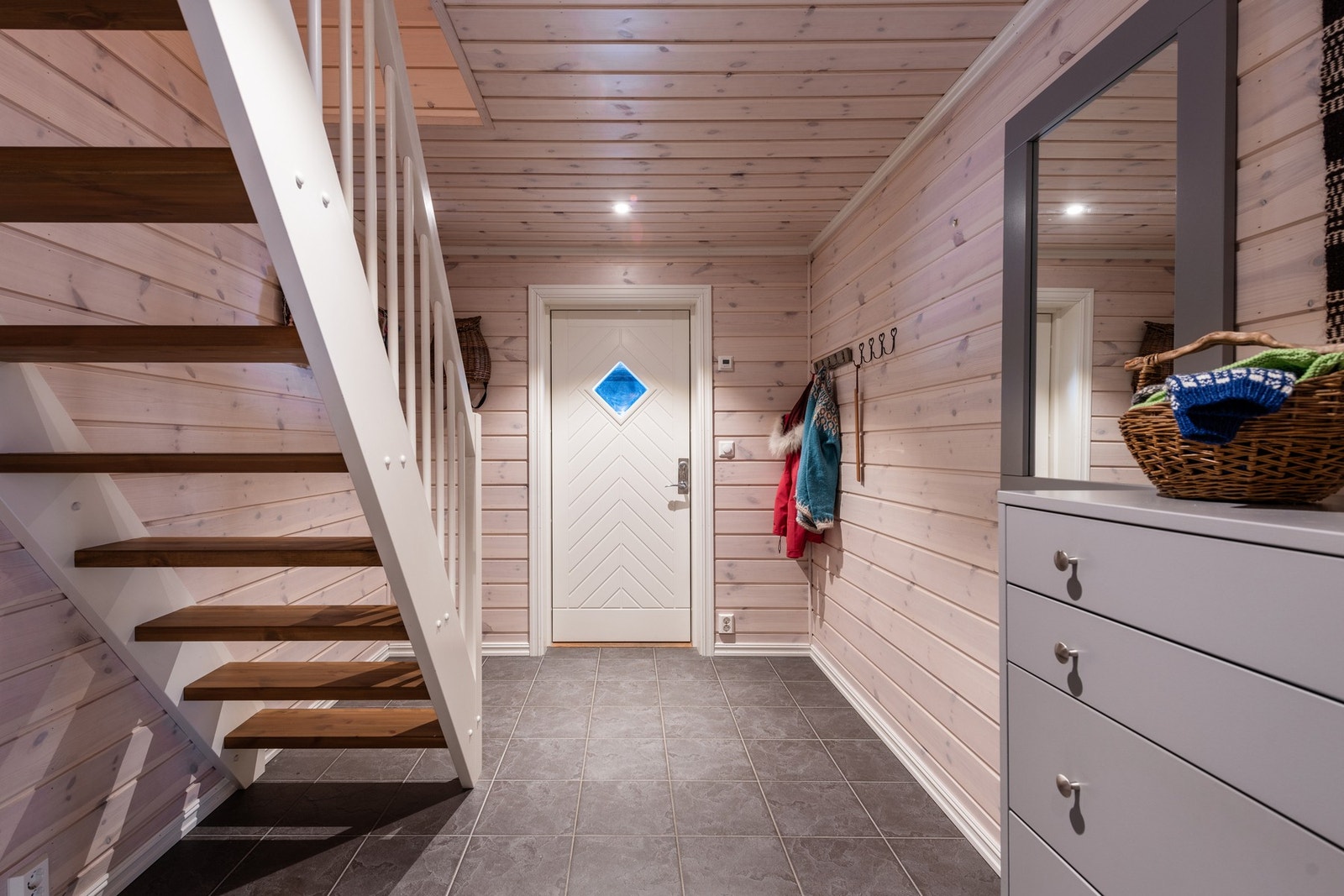 Ski inn - ta av deg skisko, heng opp jakken og nyt hyttekosen Galleribilde