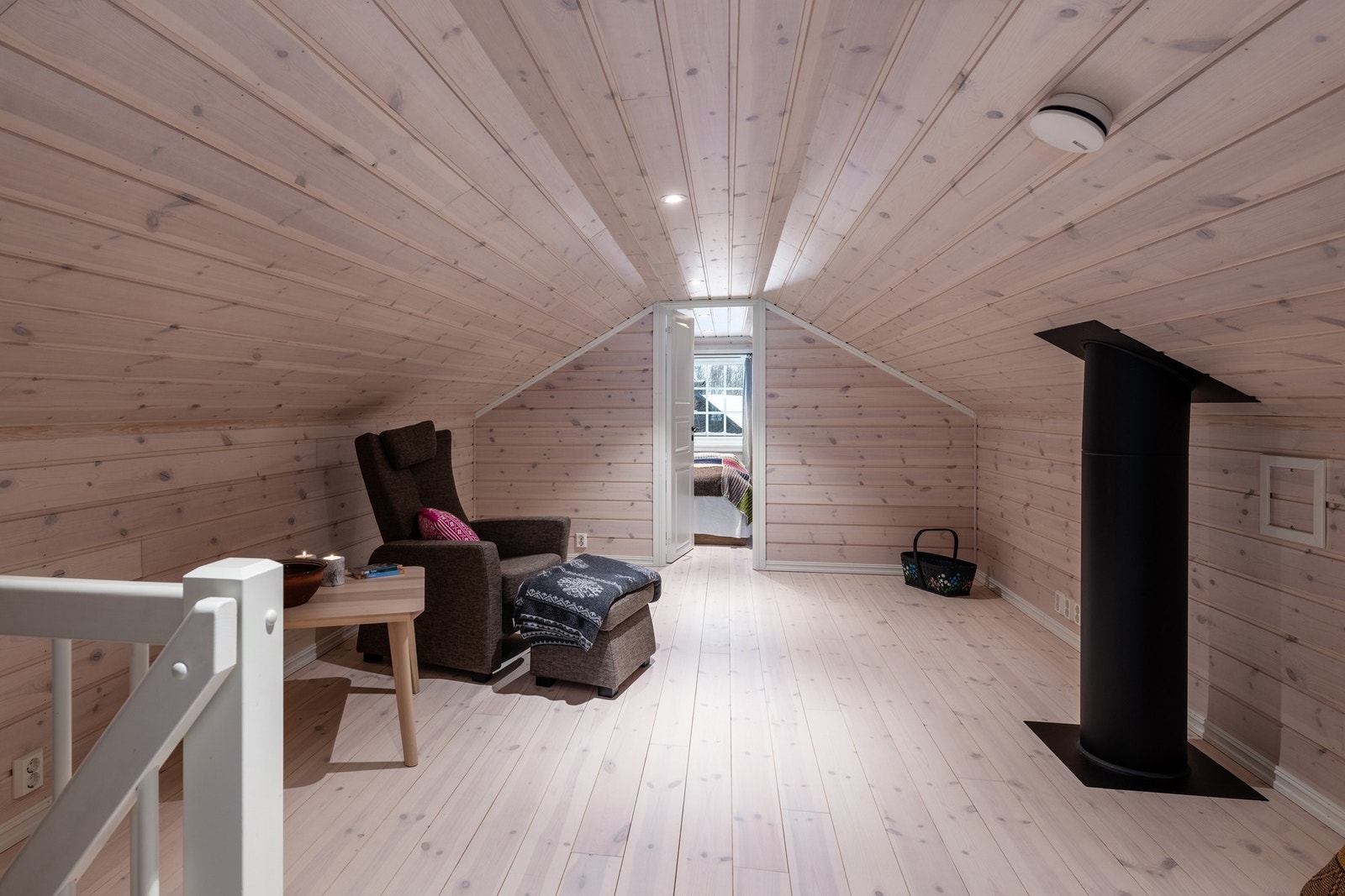 Lun atmosfære under skråtaket i loftstuen - her kan du trekke deg tilbake med en god bok Galleribilde