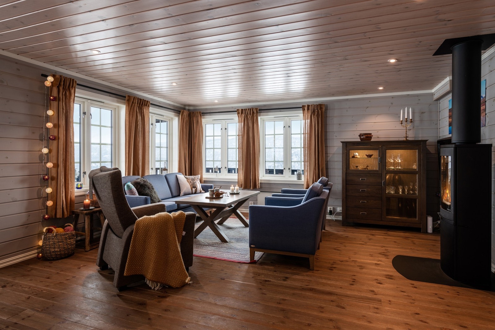 Hyttekos på sitt beste - myke pledd, knitrende peis og utsikt i verdensklasse Galleribilde