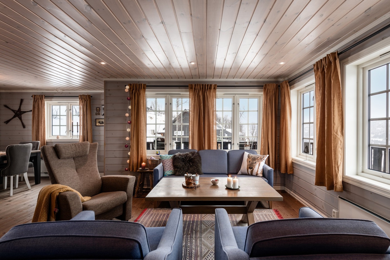 Stuen er perfekt for brettspill, kakao og gode samtaler Galleribilde