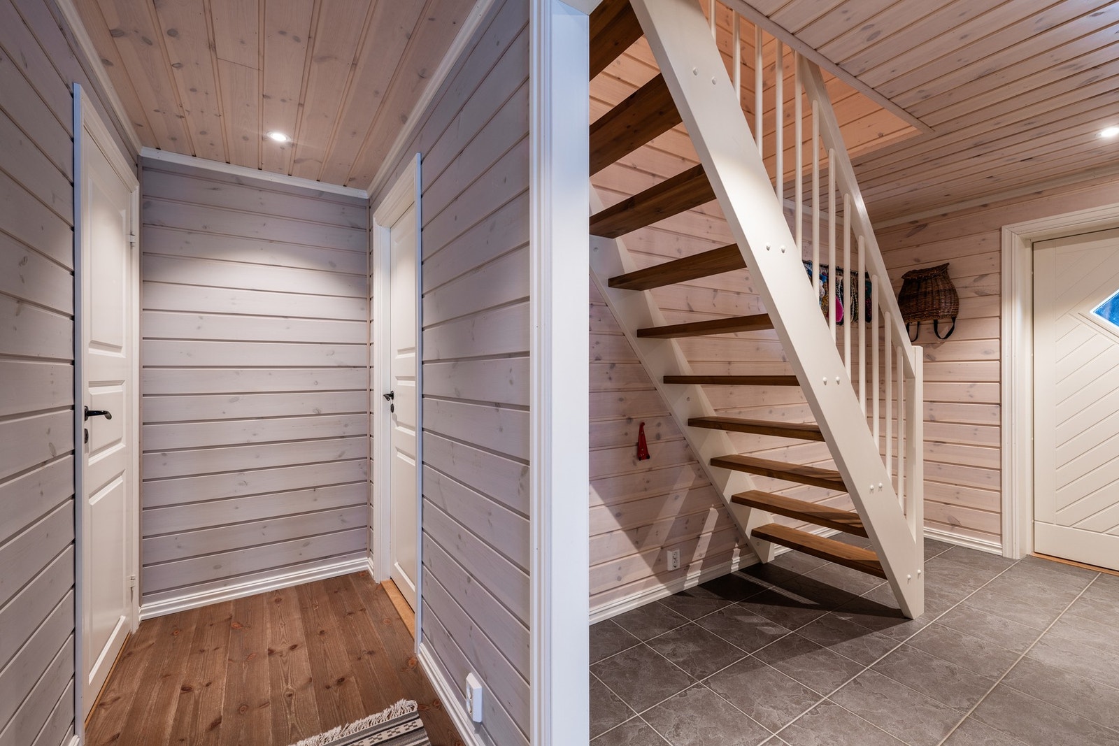 Entréen er flislagt med fargetoner som gir en lun stemning Galleribilde