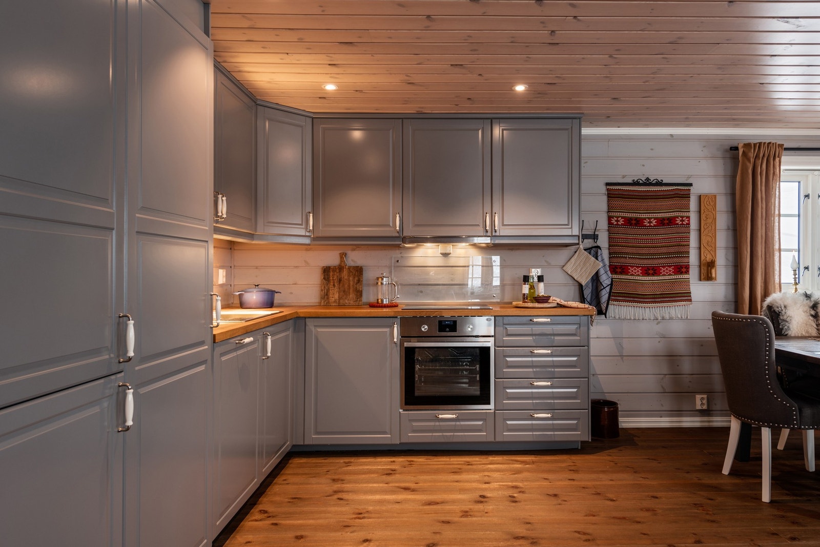 Stilig kjøkken med god skapplass Galleribilde