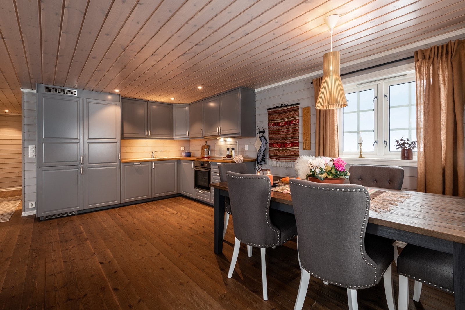 Åpen løsning med plass til både kokk og gjester - perfekt for hyttelivets gode måltider Galleribilde
