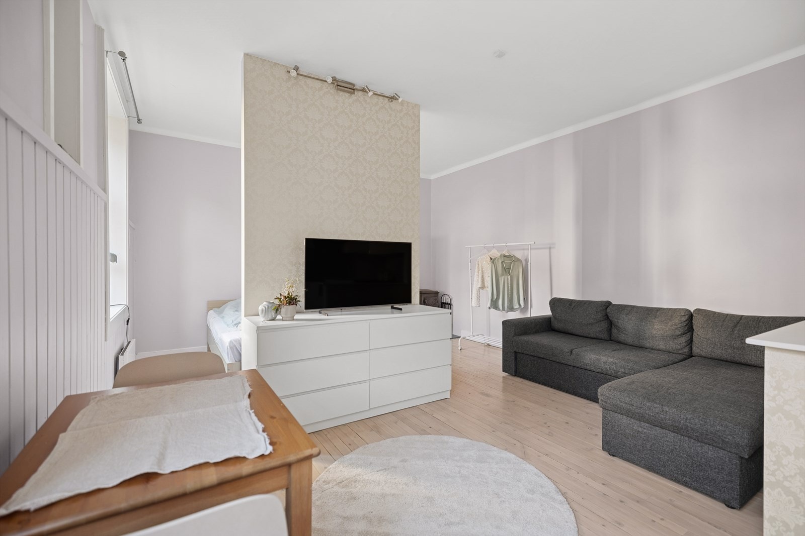 Rommet er arealeffektivt med plass til å innrede med både sofa og oppbevaringsmøbler. Galleribilde