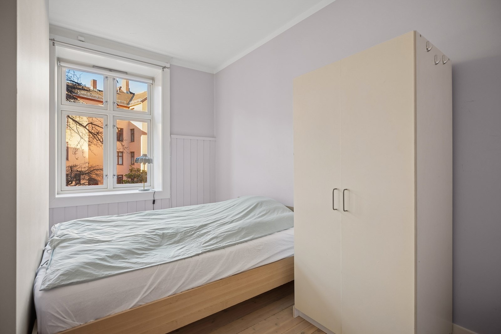 Praktisk løsning med lettvegg som skjuler sengen fra resten av rommet. Kan enkelt deles av til soverom. Galleribilde