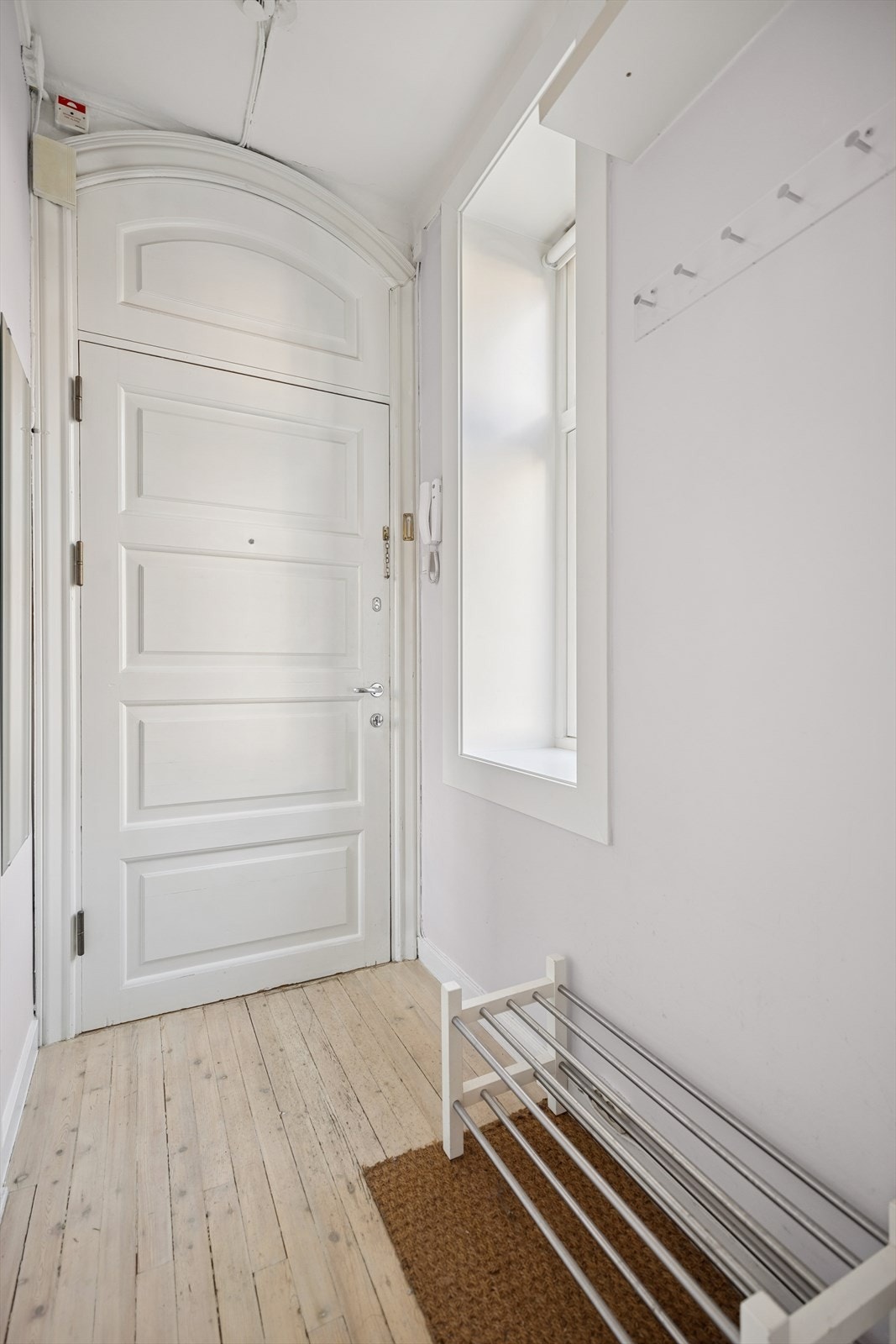 Her ønskes du velkommen inn i en lys entré med plass til å henge fra seg ytterklær. Galleribilde