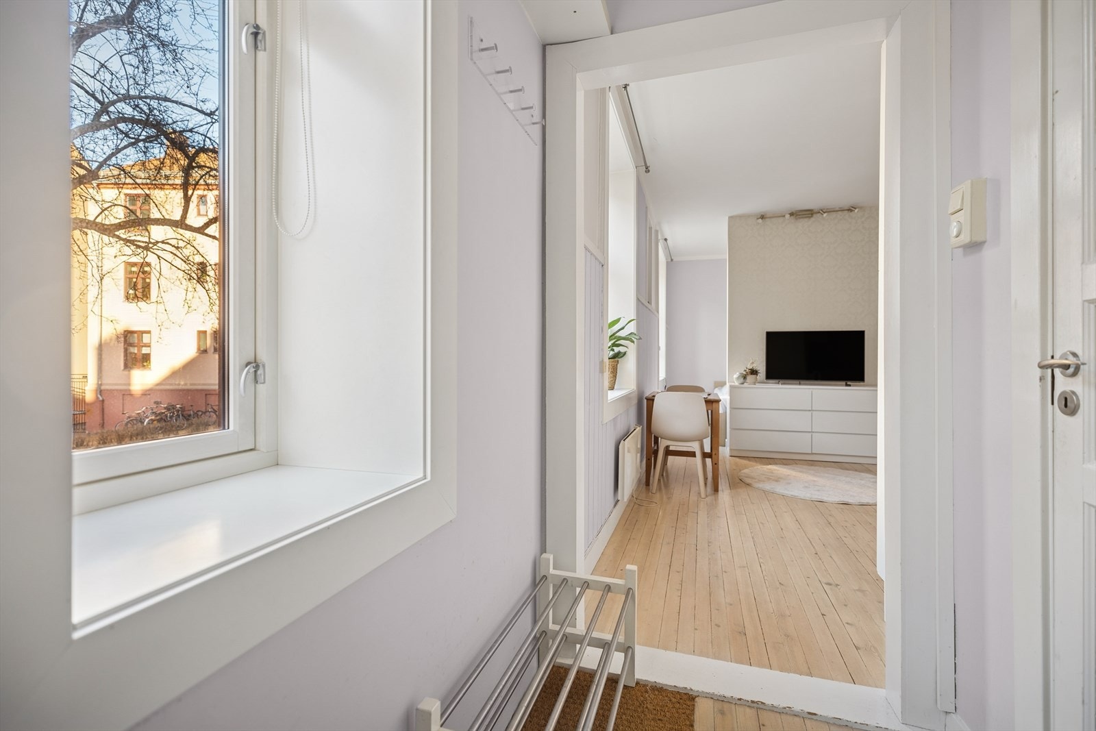 Leiligheten vender fint inn mot en rolig bakgård. Galleribilde