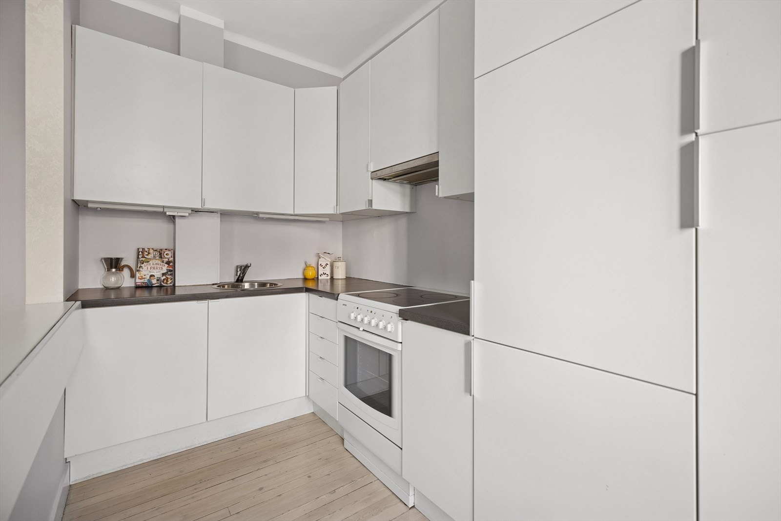 Innredning med hvite glatte fronter og laminat benkeplate. Galleribilde