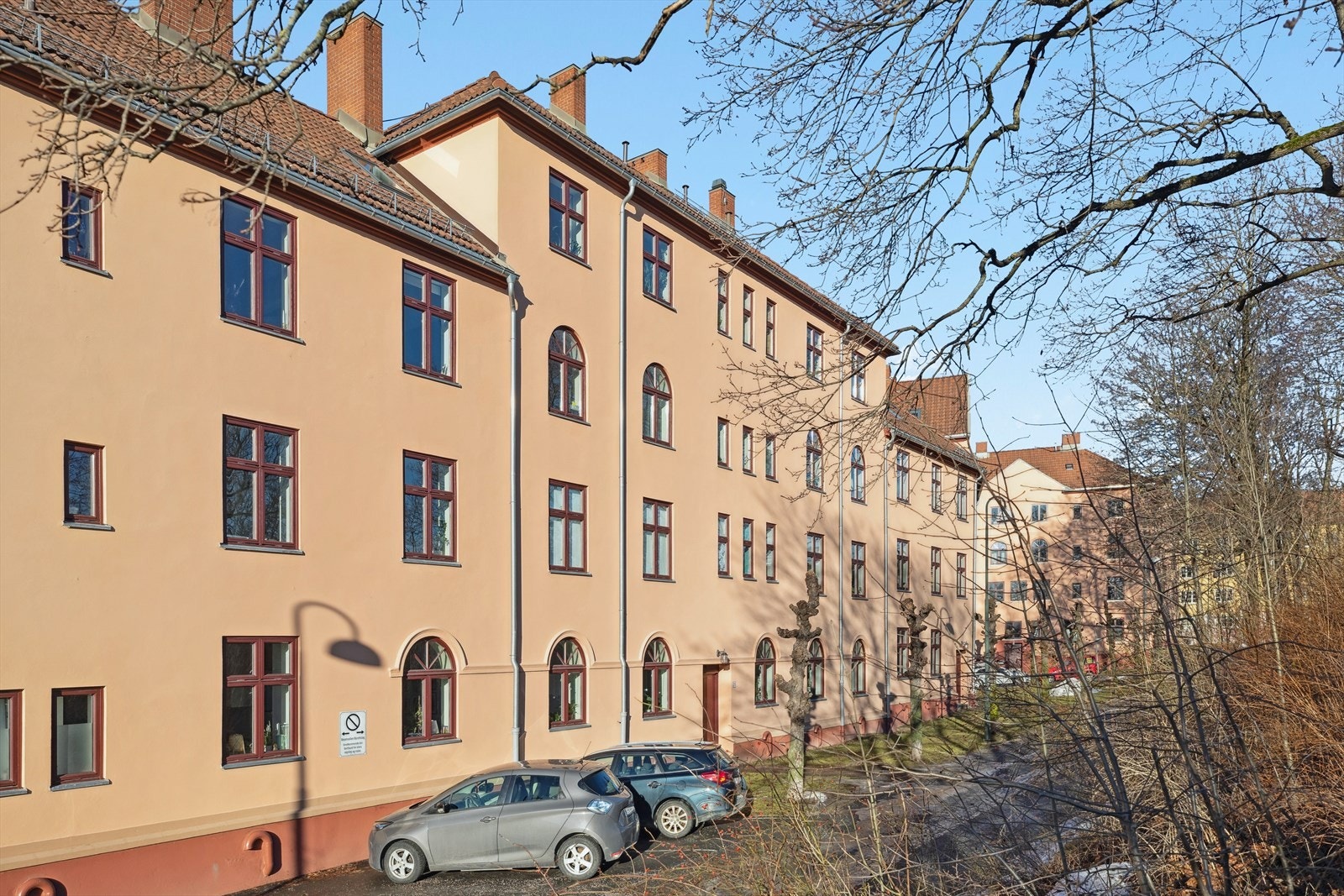 Leiligheten ligger rolig til i Vøyenvollen Borettslaget som har pent opparbeidet bakgård med flere sittegrupper og grønt areal med diverse beplantning. Galleribilde