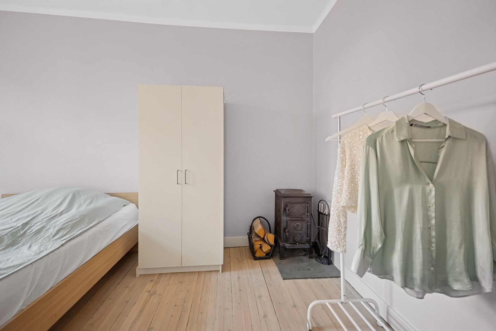 Her er det også en vedovn som gir både hygge og varme på kalde dager. Galleribilde