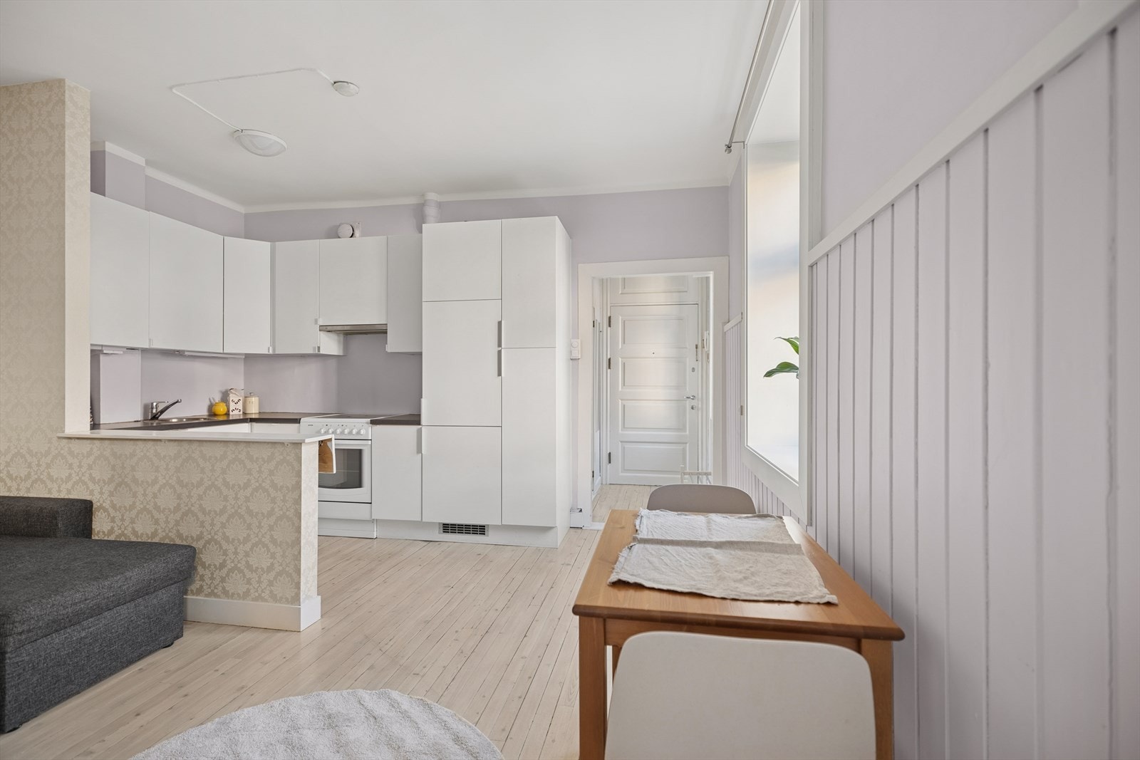 Kjøkkenet er innredet i en praktisk form og har godt med skap- og benkeplass. Galleribilde