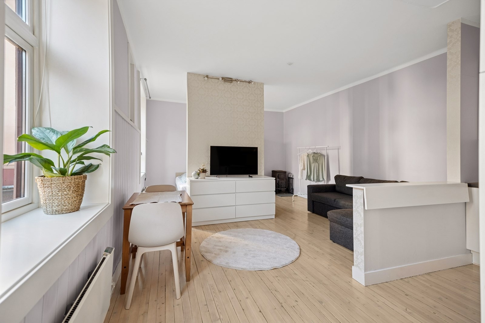 Her er flere store vindusflater som slipper inn mye naturlig lys og skaper en god atmosfære i rommet. Galleribilde