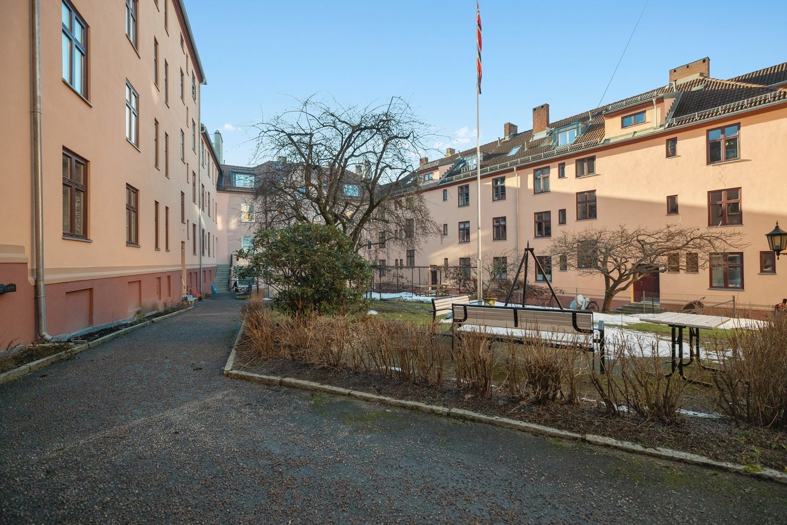 Fin og sjarmerende 1-roms andelsleilighet beliggende fint til i en høy 1. etasje vendt inn mot en rolig bakgård. Galleribilde