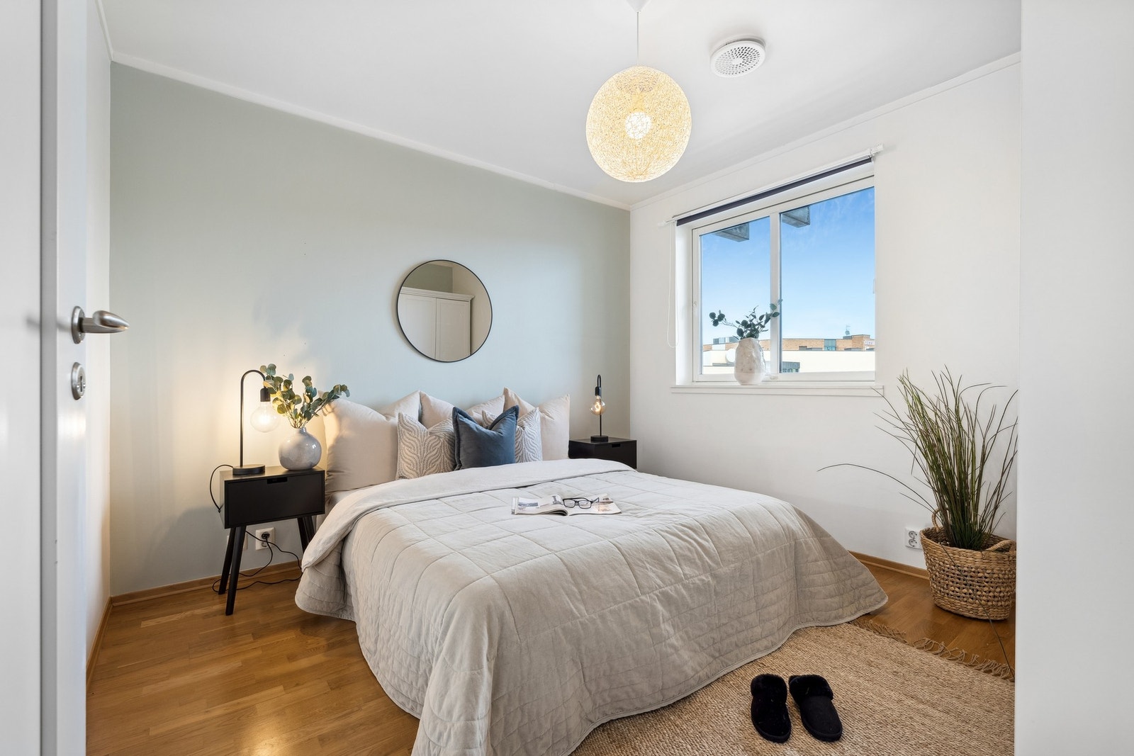 Hovedsoverommet er lyst og luftig. God plass til seng og tilhørende nattbord. Galleribilde