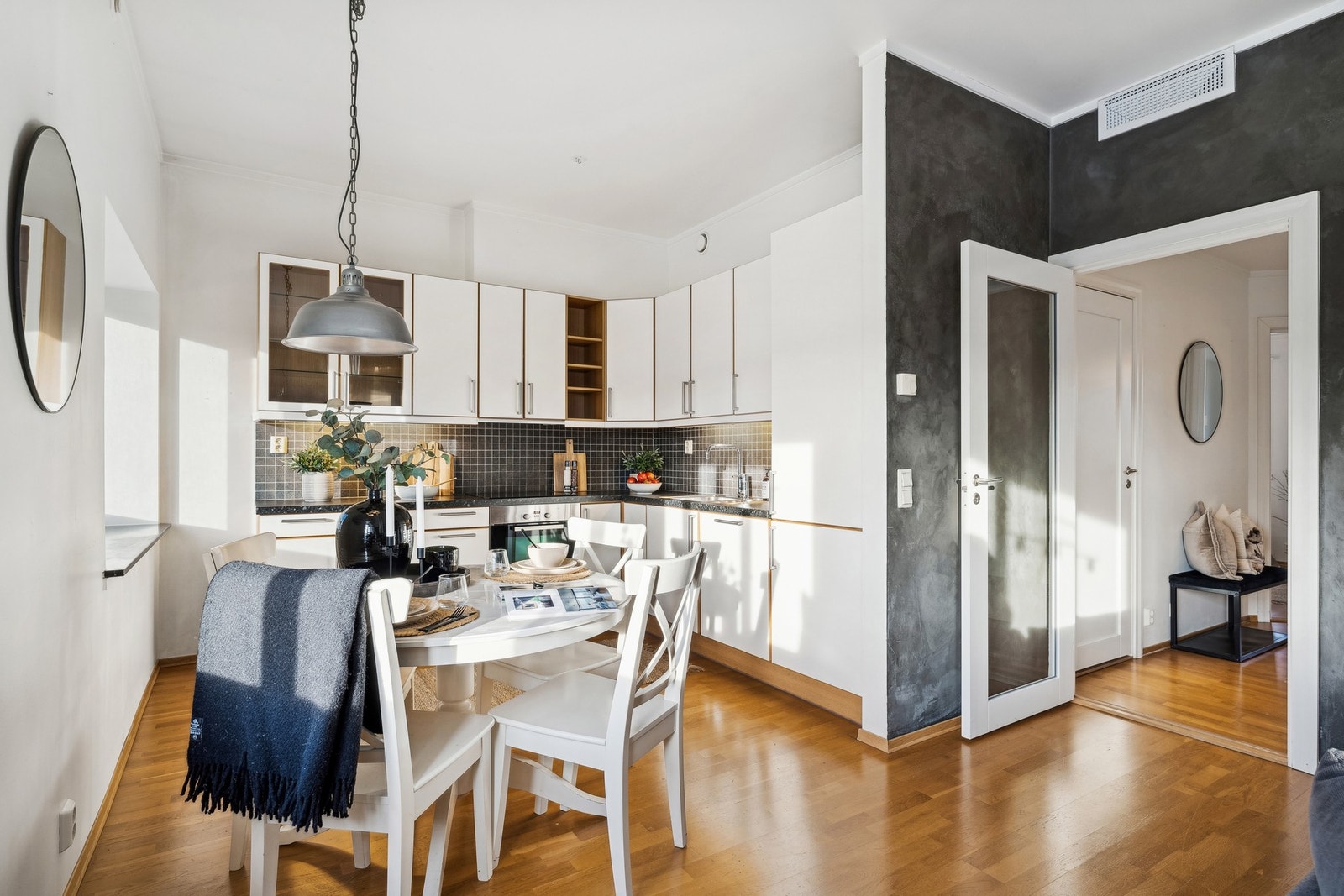 Den åpne løsningen skaper en god atmosfære. Galleribilde