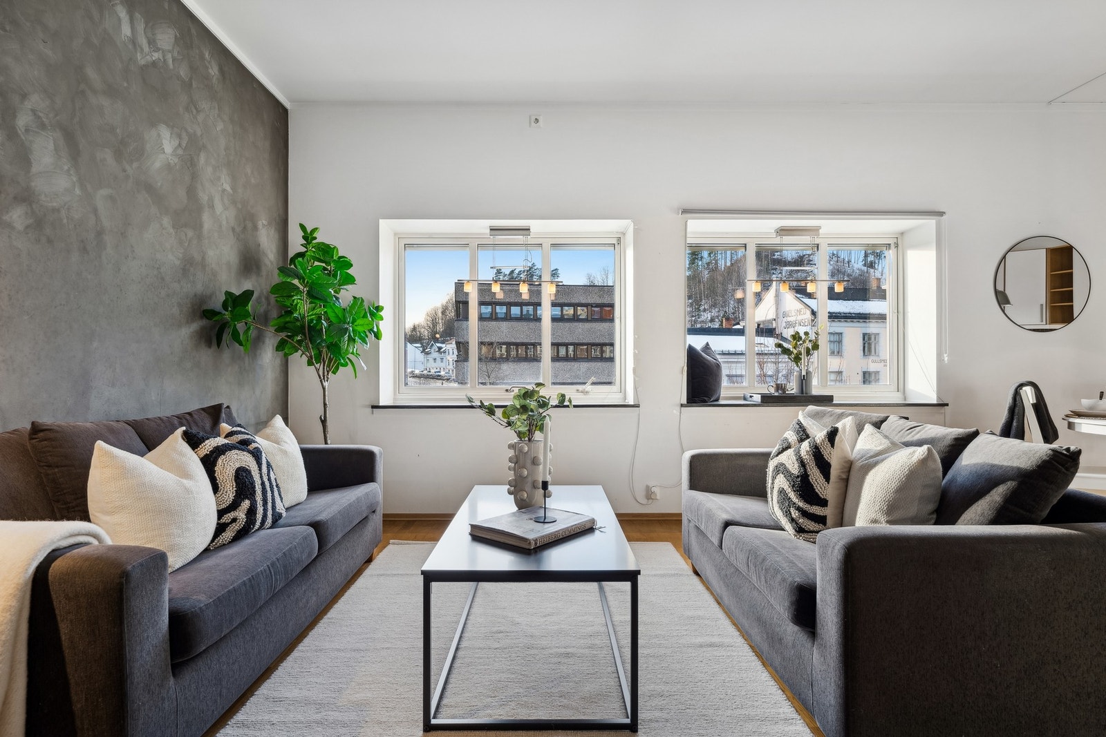 God plass til sofagruppe og annet møblement. Det slippes godt med naturlig lys inn! Galleribilde